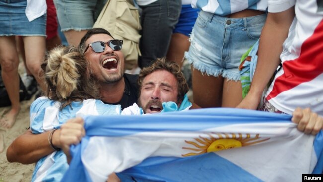 Аргентинските навивачи реагираат додека луѓето го гледаат финалниот натпревар на Светското првенство на ФИФА Катар 2022 помеѓу Аргентина и Франција во Буенос Аирес