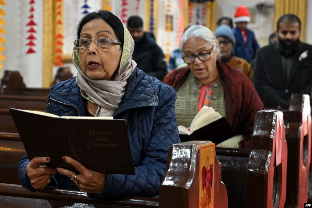Besimtarët luten gjatë festimeve të Ditës së Krishtlindjes në një kishë në Amritsar në Indi. 25 dhjetor 2022.