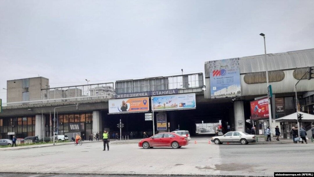 Полиција го затвори сообраќајот и приодот до Желензичката станица во Скопје поради дојава за бомба, 9 декември 2022