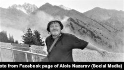 Алоис Назаров (Алексей Азаров), (1961-2023). Азаттықтың бұрынғы тілшісі, өлкетанушы, ономатолог, табиғат қорғаушы. Марқұмның Facebook парағындағы фотосы