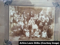 În arhiva familiei se regăsesc fotografii vechi care îi evocă pe strămoșii iluștri, ca Onisifor Ghibu.