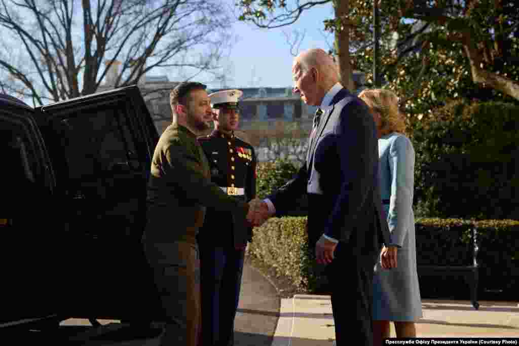 Президент США Джо Байден вітає президента України Володимира Зеленського. Вашингтон, 21 грудня 2022 року