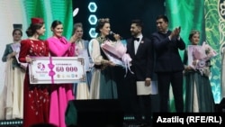 "Татар кызы-2022" бәйгесе җиңүчесе Энҗе Габдуллинага бүләк тапшыру