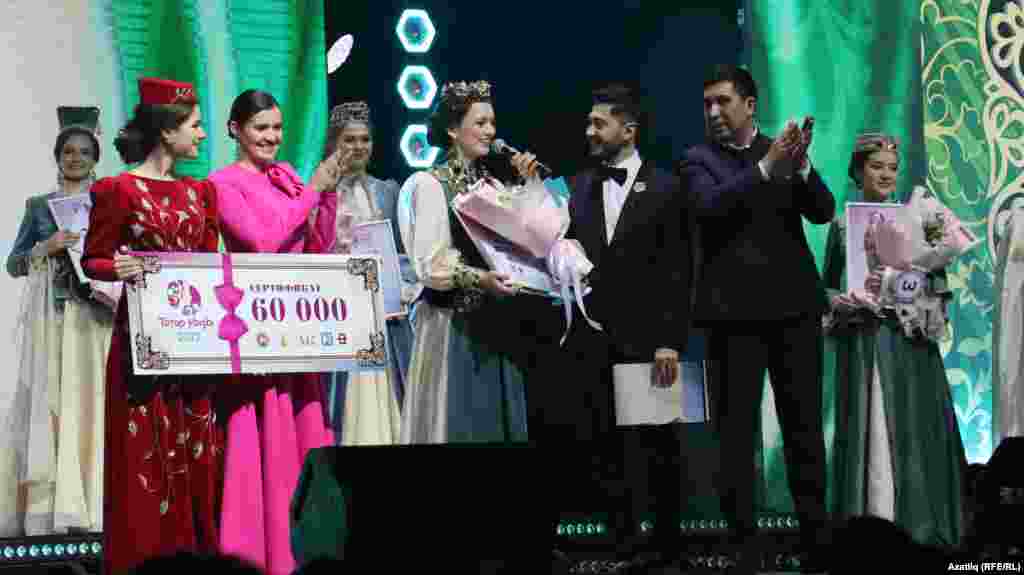 &quot;Татар кызы-2022&quot; бәйгесе җиңүчесе Энҗе Габдуллинага бүләк тапшыру