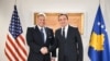 I dërguari i SHBA-së për Ballkanin Perëndimor, Gabriel Escobar dhe kryemnistri i Kosovës, Albin Kurti.
