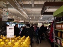 Киев, покупатели в полутемном супермаркете, утро 24 ноября 2022 года