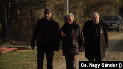 A szovjet hadsereg elleni összecsapás után a három férfi csaknem hetven év után találkozott újra a filmforgatáson