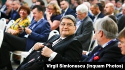 Emil Hurezeanu se întoarce la post, după o discuție avută joi de Klaus Iohannis cu omologul său austriac, Alexander Van der Bellen, la inițiativa părții austriace. 