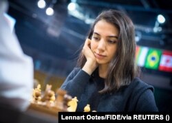 Szara Hadem iráni sakkozó hidzsáb nélkül versenyez a FIDE gyors- és villámsakk-világbajnokságon a kazahsztáni Almatiban 2022 decemberében