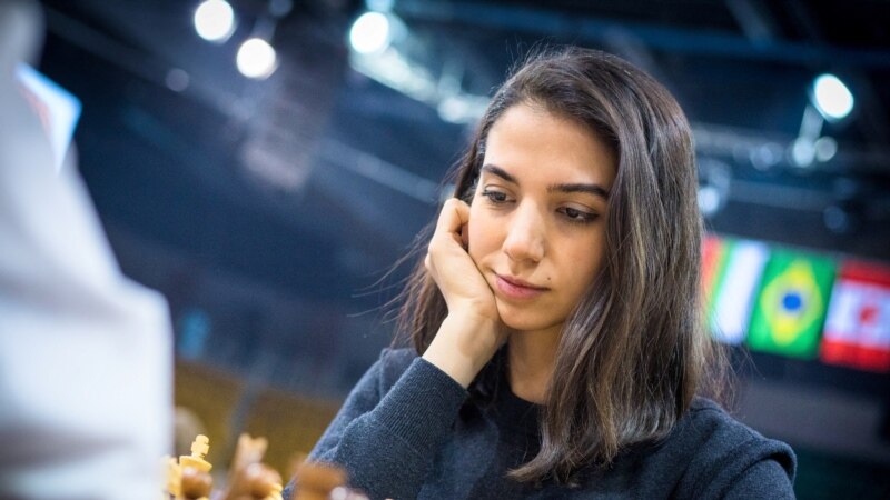 Ирандык шахматчы кыз дүйнөлүк чемпионатка жоолуксуз катышты