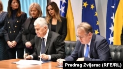 Dragan Čović, predsjednik HDZ-a BiH, i Nermin Nikšić, predsjednik SDP-a BiH, potpisali su sporazum o formiranju vlasti u BiH u Sarajevu, 29. novembra 2022.