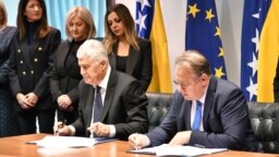 Dragan Čović, predsjednik HDZ-a BiH, i Nermin Nikšić, predsjednik SDP-a BiH, potpisali su sporazum o formiranju vlasti u BiH u Sarajevu, 29. novembra 2022.