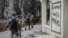 Militari ucraineni trec pe lângă un mesaj scris pe un zid: &bdquo;Bahmut iubește Ucraina&rdquo;, 18 decembrie.&nbsp;<br />
<br />
Rusia și Ucraina aruncă echipament și trupe în lupta pentru Bahmut, oraș în regiunea Donețk, estul Ucrainei, care are o importanță militară minoră, dar e revendicat ca simbol de ambele tabere.<br />
<br />
&nbsp;