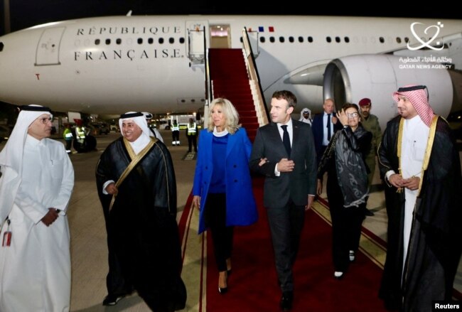 Presidenti Macro me gruan e tij në Katar.