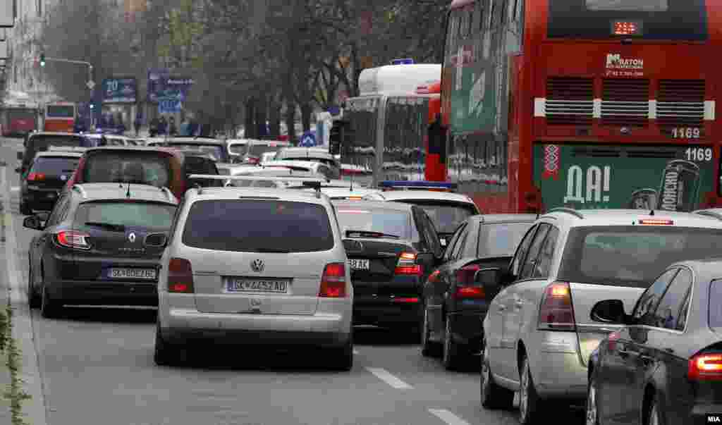 Поради блокадите, во Скопје е сообраќаен хаос, се доцни на работа, на училиште, на факултет...се жалат скопјани