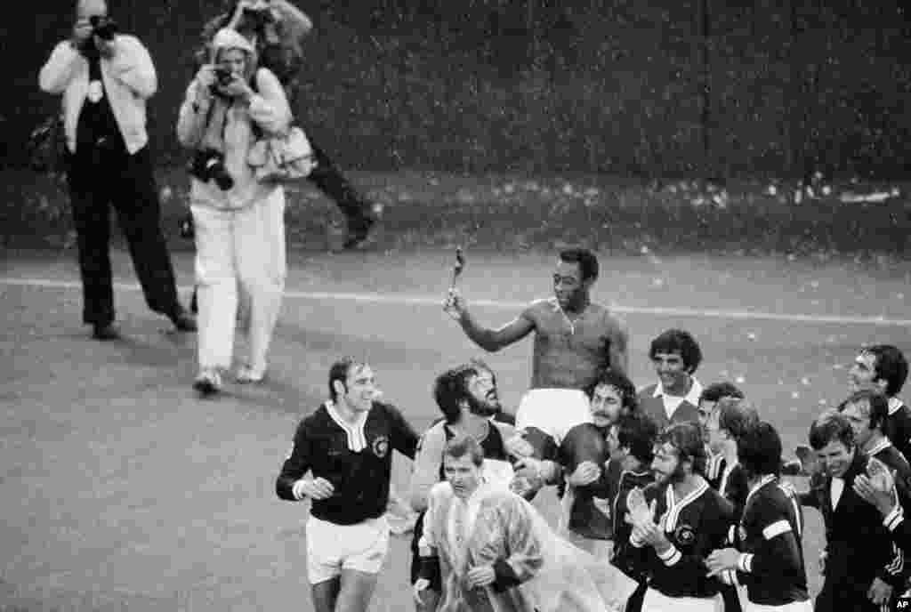 Sportivul și-a anunțat retragerea în 1974, dar în 1975 a acceptat un contract pe trei ani, în valoare de 7 milioane de dolari, cu New York Cosmos din Liga Nord-Americană de Fotbal pentru a promova jocul în Statele Unite. S-a retras după ce a condus Cosmos la titlul de campion al ligii în 1977, notează britannica.com.&nbsp; 📸&nbsp;Pelé este scos în brațe de pe terenul Giants Stadium după ultimul său meci de fotbal, sâmbătă, 1 octombrie 1977, de coechipierii de la New York Cosmos și Santos din Brazilia. Zâmbind și privindu-l pe Pelé sunt Giorgio Chinaglia din Italia și Erol Yasin din Turcia, în centru. Pele flutură steagul Statelor Unite pe o ploaie torențială. (AP Photo/Bill Kostroun)