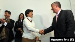 Ambasadorul Olandei, Tanya van Gool, și Marian Tutilescu la inaugurarea scanerelor corporale donate Aeroportului Henri Coandă în cadrul unui proiect comun privind combaterea traficului de droguri în aeroporturi.