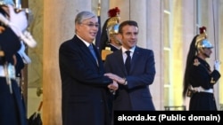 French President Emanuel Macron (right) welcomes Kazakh President Qasym-Zhomart Toqaev to Paris on November 29.