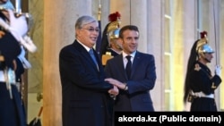 Президент Касым-Жомарт Токаев (cлева) и президент Франции Эммануэль Макрон. Париж, 29 ноября 2022 года