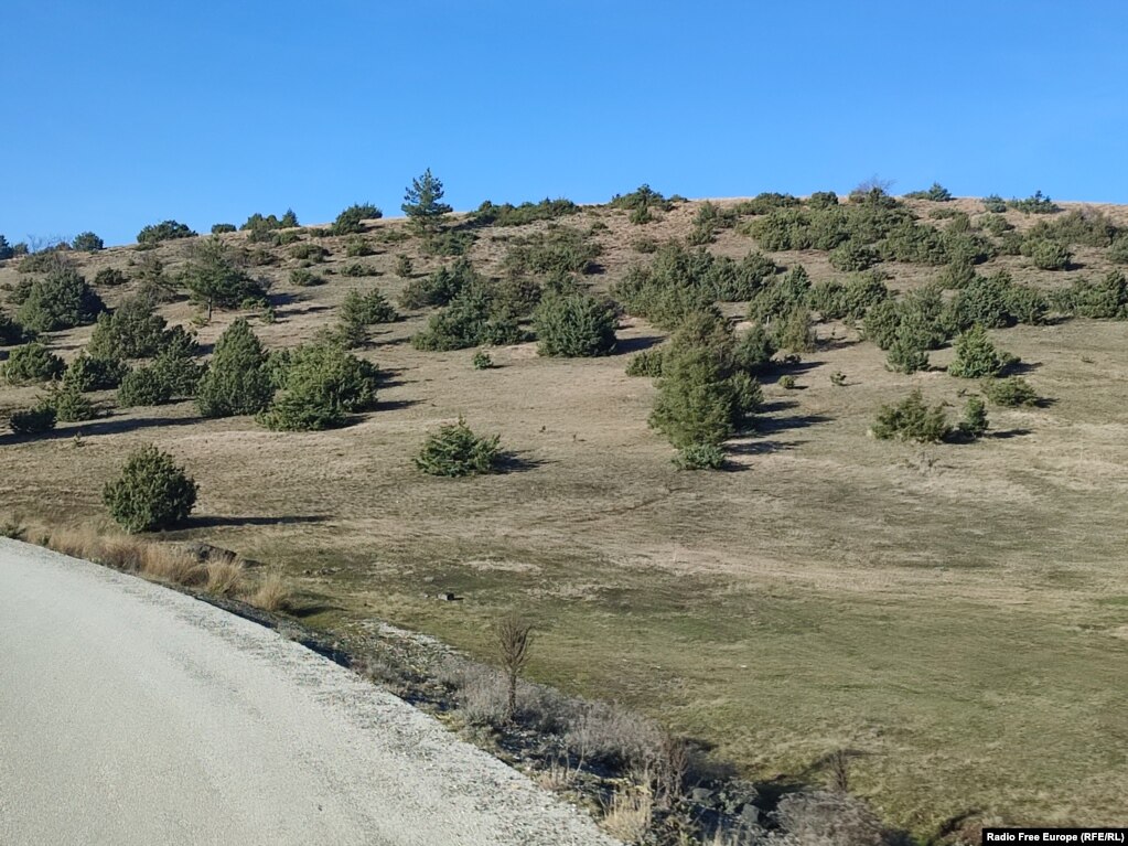 Udhëtimi zgjat rreth dy orë e gjysmë. Në rrethana normale, udhëtimi nga Mitrovica e Veriut në Rashkë zgjat rreth një orë.