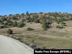 Udhëtimi zgjat rreth dy orë e gjysmë. Në rrethana normale, udhëtimi nga Mitrovica e Veriut në Rashkë zgjat rreth një orë.