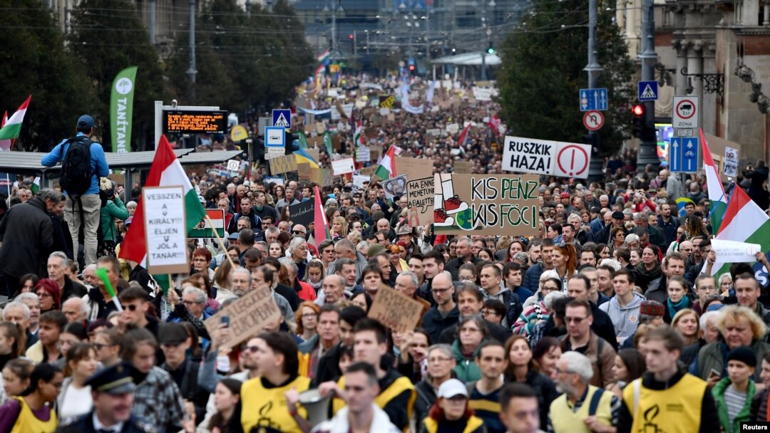 Proteste masive continuă în Ungaria după ce încă opt profesori au fost concediați miercurea trecută. | Reuters, Marton Monus