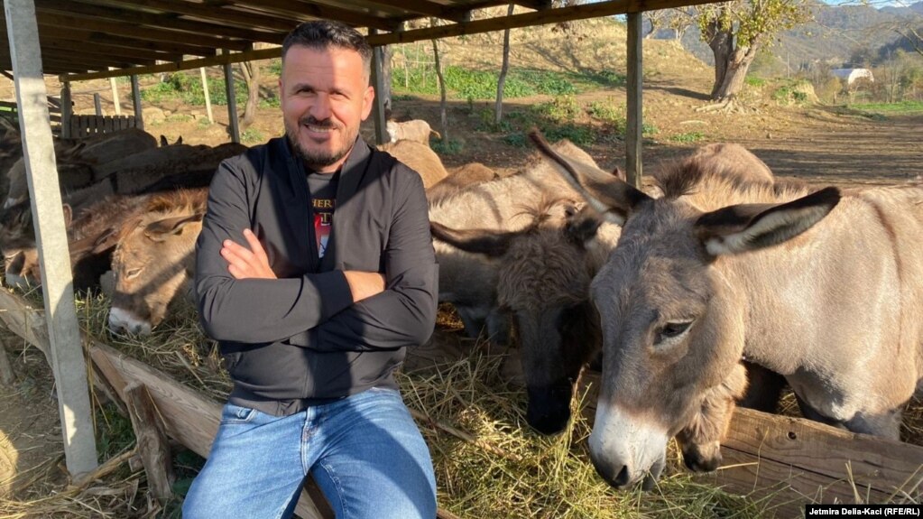 Me një fermë të rrallë - vetëm të dytën të tillë në Shqipëri - Elton Kikia thotë se përmbushi veten.