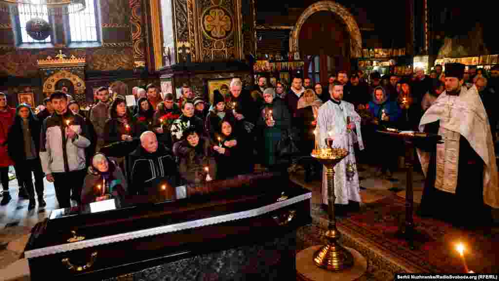 Священник читає заупокійну молитву під час служби у Володимирському кафедральному соборі&nbsp;