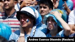 Fanii uruguayeni, dezamăgiţi după ce ţara lor a ratat la mustaţă calificarea în optimile Mondialului.