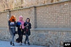 تصویر آرشیف: سه تن از دختران دانش آموز پوهنتون کابل . طالبان حضور دختران را در نهاد های تحصیلات عالی افغانستان ممنوع ساخته اند