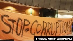 Banner semnalând că bătălia cu corupția nu s-a sfârșit