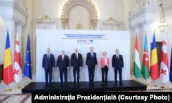 Liderii statelor care au semnat acordul, alături de președinta Comisiei Europene, Ursula von der Leyen.