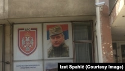 Poster sa likom Ratka Mladića, osuđenog za genocid i druge ratne zločine na zgradi Opštine Foča, Foča, 6. decembar 2022.