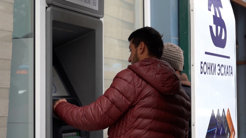 В Таджикистане и Казахстане всю неделю обесценивается рубль. Чем это грозит экономике обеих стран? ВИДЕО