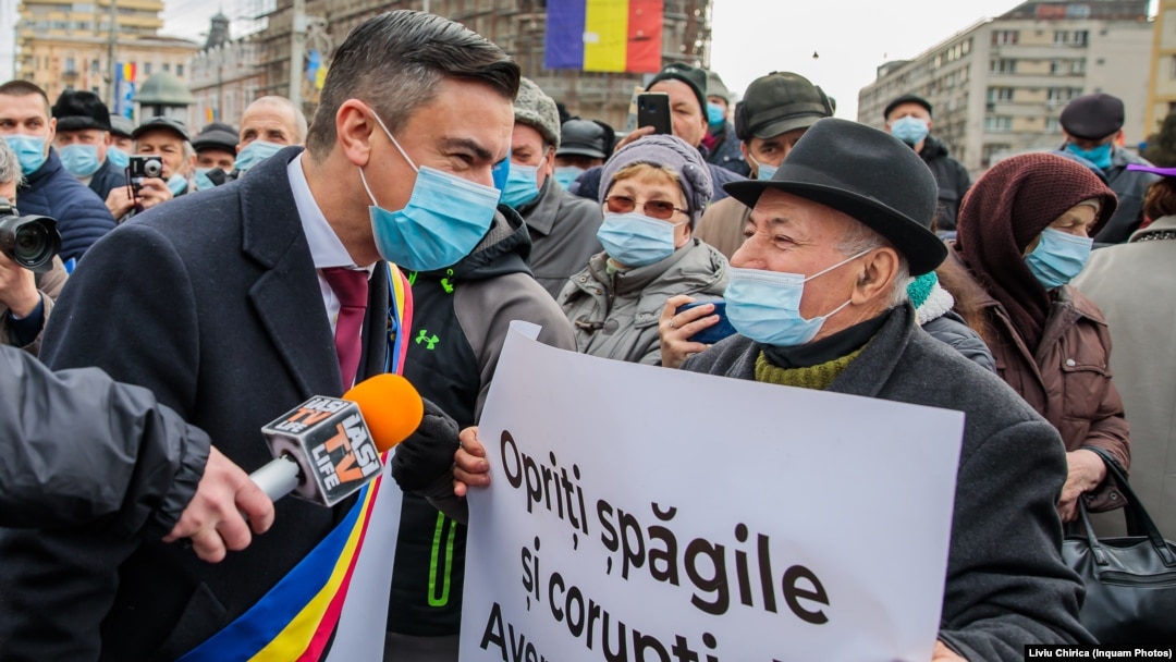 Alegători față în față cu primarul, la ceremonia de Unire a Principatelor din ianuarie 2021.