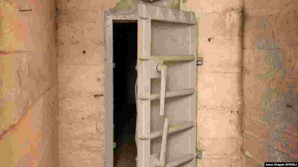 Бронирана врата води до скрит вход към една от подземните бази.