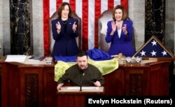 Volodimir Zelenski ține un discurs în fața Congresului american în aplauzele vicepreședintei SUA, Kamala Harris, și a președintei Camerei Reprezentanâilor, Nancy Pelosi.