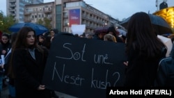 Protesta në Prishtinë pas vrasjes së një gruaje shtatzënë. 
