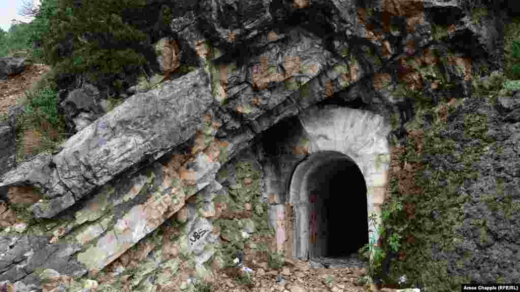 Изходният тунел на входа на подземен пристан край село Роза.&nbsp;Много от атакуващите подводници на югославския флот са бракувани, но една е спасена и сега е изложена от другата страна на залива.