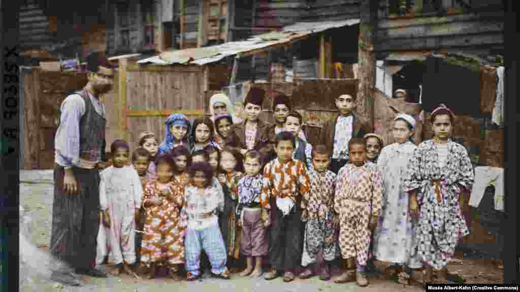 Această imagine cu un grup de copii armeni în ceea ce e azi Istanbul, Turcia, a fost realizată de fotograful francez Stéphane Passet în septembrie 1912.&nbsp;