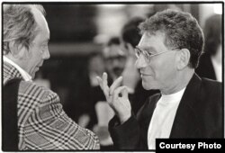 Зиновий Зиник и Джон Минихан (слева). Прага, 1997