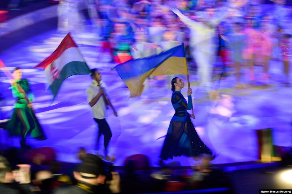 Disa artistë shihen duke mbajtur flamuj hungarezë dhe ukrainas në një festival në Budapest.