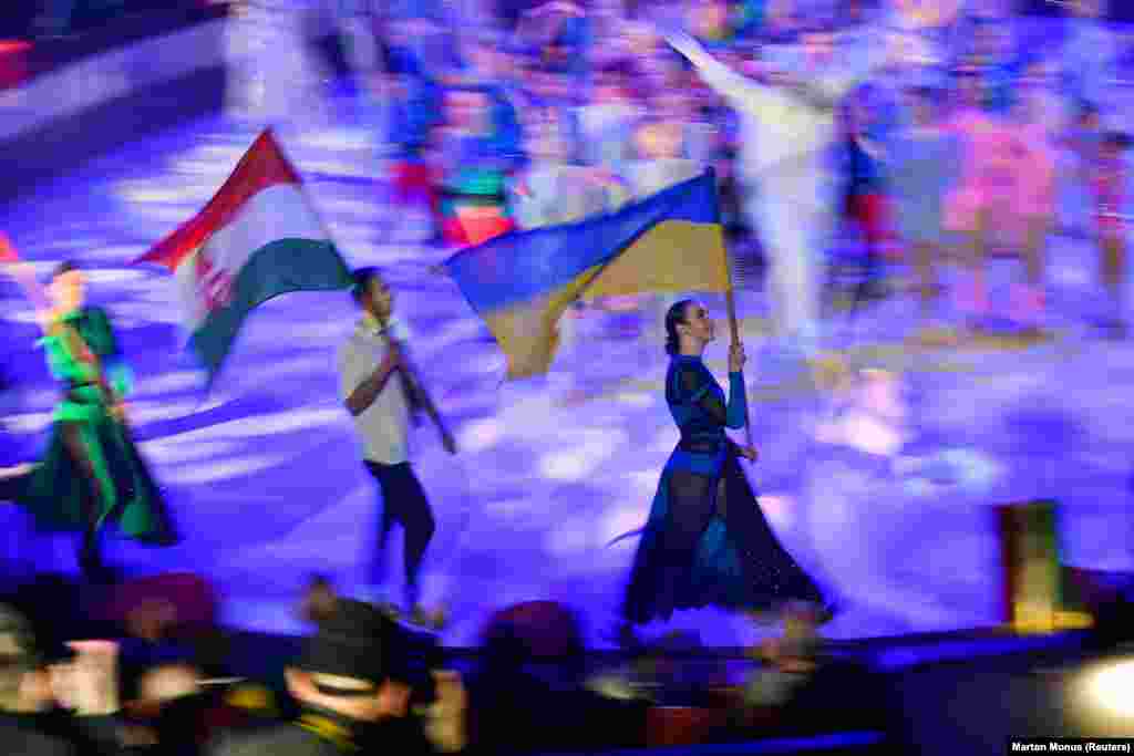 Artiști poartă steagul Ungariei și cel al Ucrainei la Festivalul internațional de circ al copiilor Yaskrava Arena Dnipro, Budapesta.