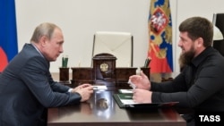Російський лідер Володимир Путін (л) приймає відвідувачів у заміській резиденції під Москвою, фото ілюстративне