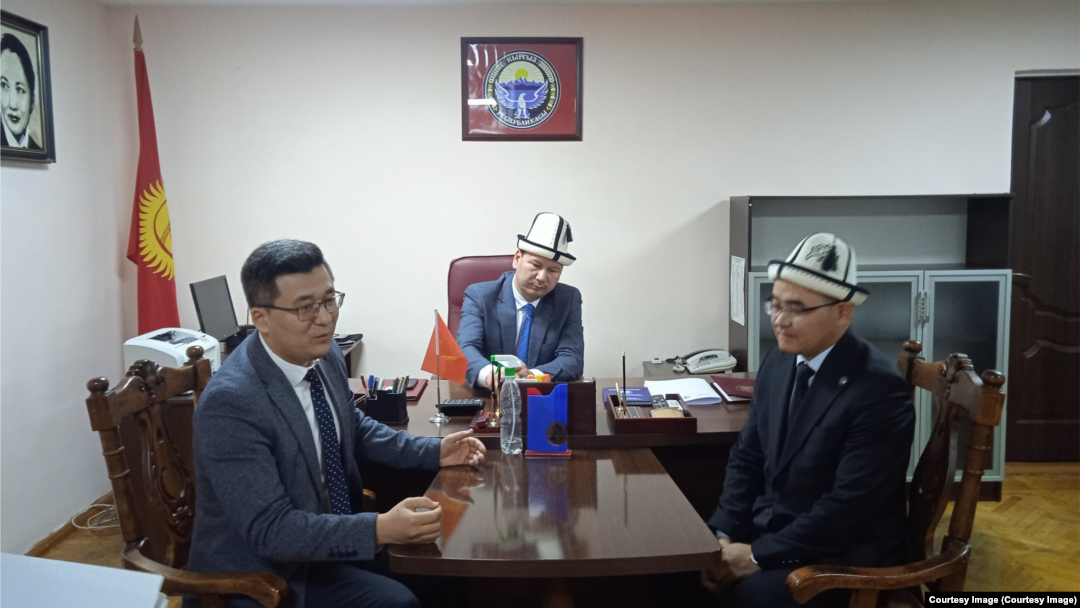 Түмөнбай Колдошовду жамаатка тааныштыруу учуру. 