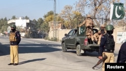 د خيبر پښتونخوا په بنو کې پوليس او پوځ ګزمه کوي ـ انځور له ارشيفه