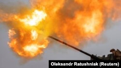 Українські військові ведуть вогонь із зенітної установки на околиці Бахмуту, Донеччина, 15 січня 2023 року