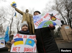 Алматыдағы Украинадағы соғысқа қарсы митингіге келгендер. 6 наурыз 2022 жыл.