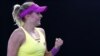 Ukrajinka Kateryna Baindl slavi nakon pobjede protiv Ruskinje Kamile Rakhimove u meču prvog kola Otvorenog prvenstva Australije u tenisu u Melburnu 16. januara 2022.