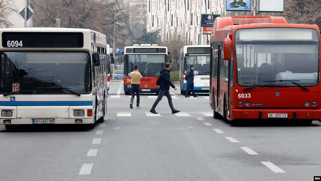Македонија - Приватни автобуси блокираат крстосница во Скопје, 5 декември 2022